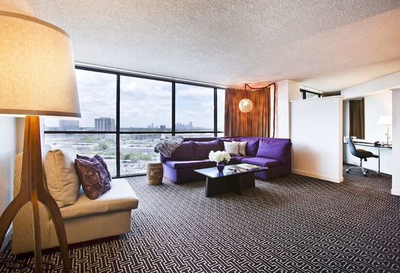 סוויטה עם נוף לעיר, Derek