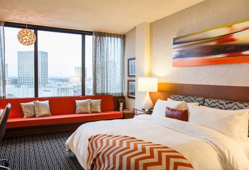 סוויטה עם נוף לעיר, Derek