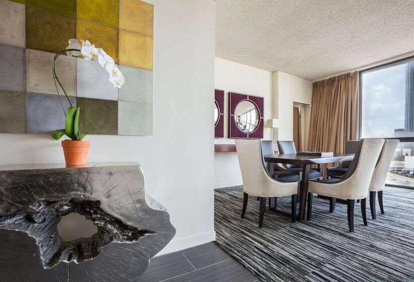 סוויטה עם נוף לעיר, Derek