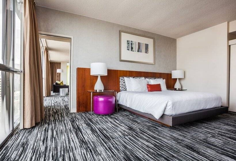 סוויטה עם נוף לעיר, Derek