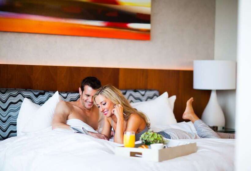 סוויטה עם נוף לעיר, Derek