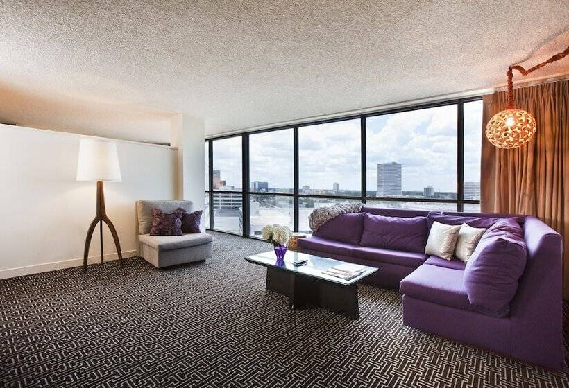 סוויטה עם נוף לעיר, Derek