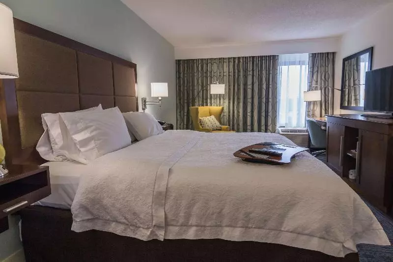 キングサイズベッドのスタンダードルーム, Hampton Inn Winchester University/mall Area