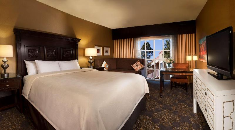 Номер Deluxe Вид на Бассейн, Hilton Santa Fe Historic Plaza