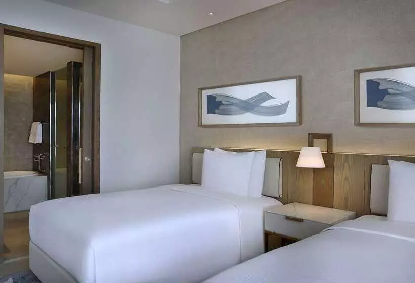 اتاق لوکس با چشم‌انداز استخر, Hilton Santa Fe Historic Plaza