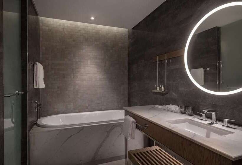 Номер Deluxe Вид на Бассейн, Hilton Santa Fe Historic Plaza