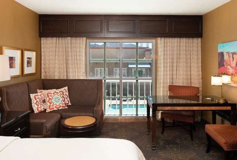 Номер Deluxe Вид на Бассейн, Hilton Santa Fe Historic Plaza