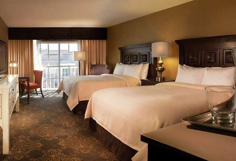 Номер Deluxe Вид на Бассейн, Hilton Santa Fe Historic Plaza