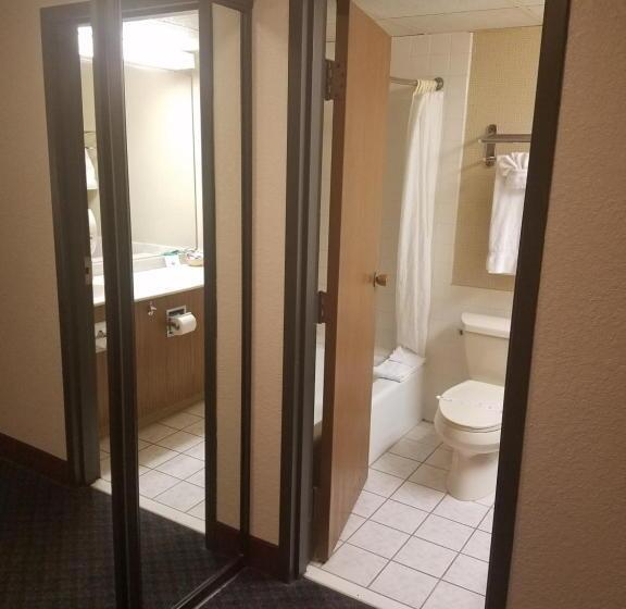 غرفة قياسية سرير كينج, Ontario Airport Inn