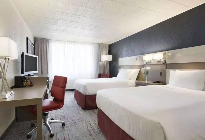 プールの見えるスーペリアルーム, Ramada By Wyndham Beaver Falls