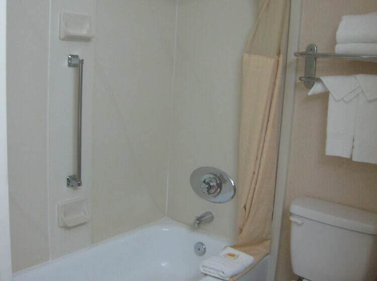 Номер Superior, Days Inn By Wyndham Columbus Airport