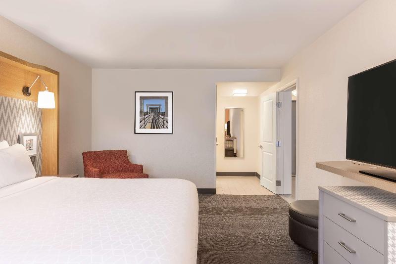 带大床的套房, Doubletree By Hilton Fort Worth South