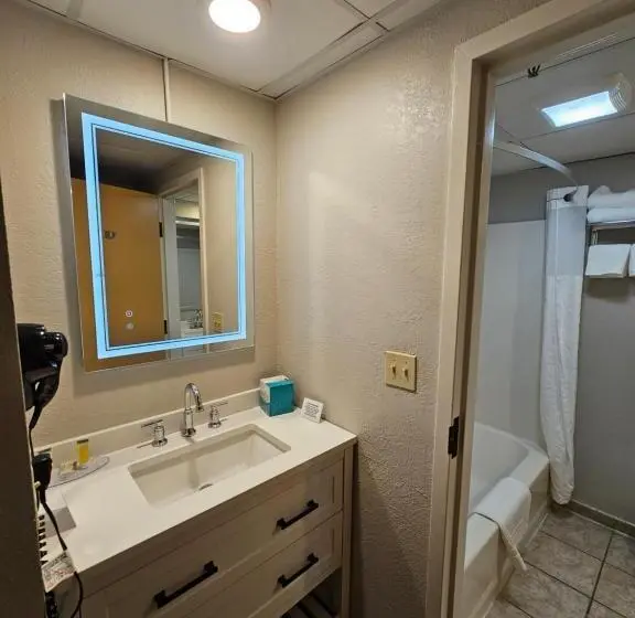 اتاق استاندارد چهار تخته, Germaine Inn South Portland