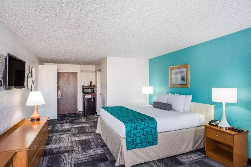 キングサイズベッドのスタンダードルーム, Howard Johnson By Wyndham Winter Haven Fl