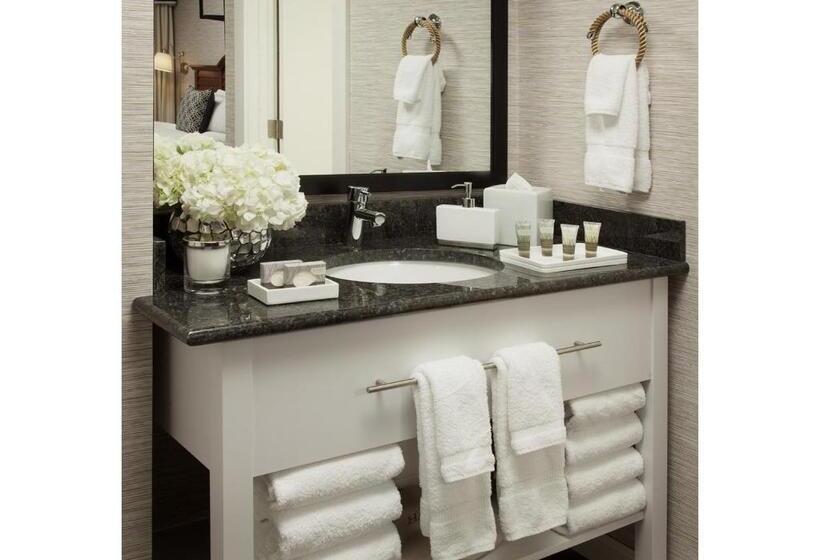 اتاق استاندارد با بالکن, Hyannis Harbor