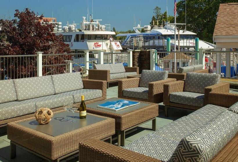 اتاق لوکس با تخت بزرگ, Hyannis Harbor