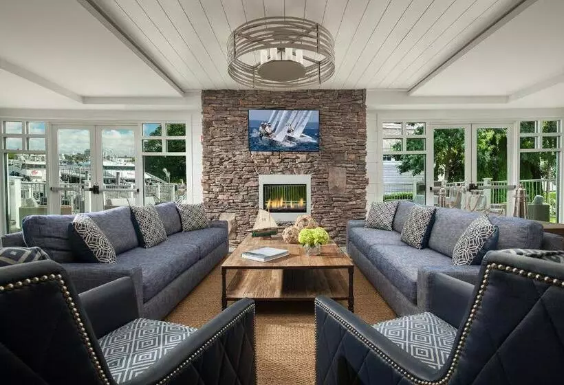 اتاق لوکس با تخت بزرگ, Hyannis Harbor
