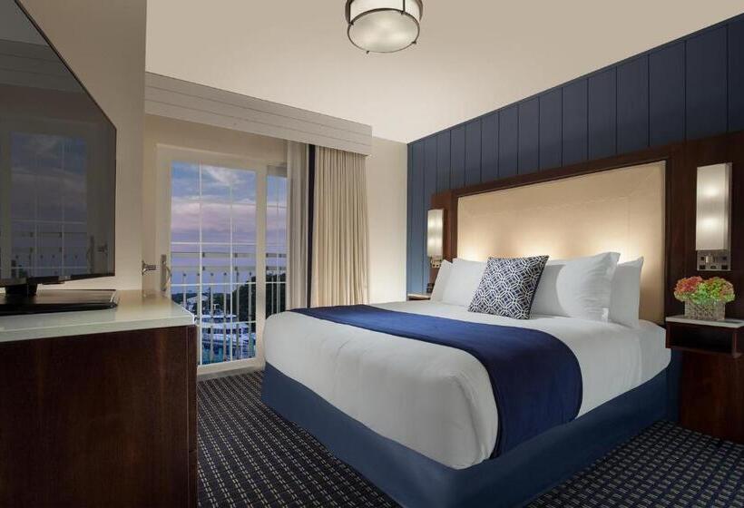 اتاق لوکس با تخت بزرگ, Hyannis Harbor