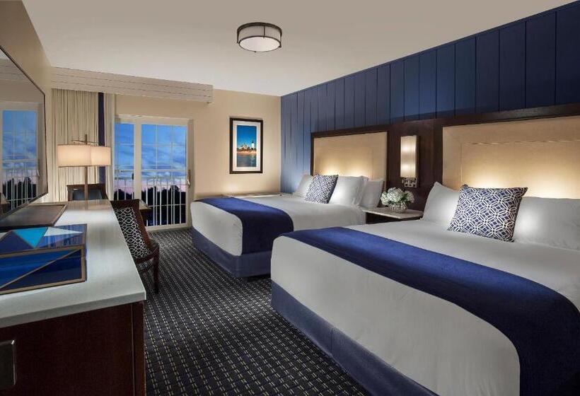 اتاق لوکس, Hyannis Harbor