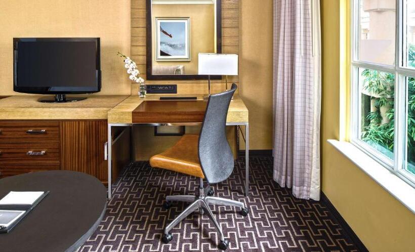 غرفة قياسية سرير كينج لذوى الإحتياجات الخاصة, Hyatt Regency Greenwich