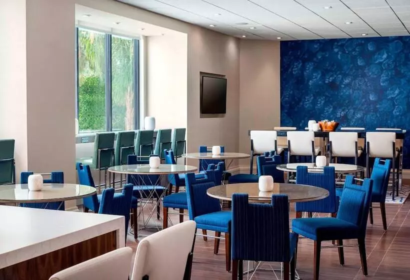 اتاق کلاب, Irvine Marriott