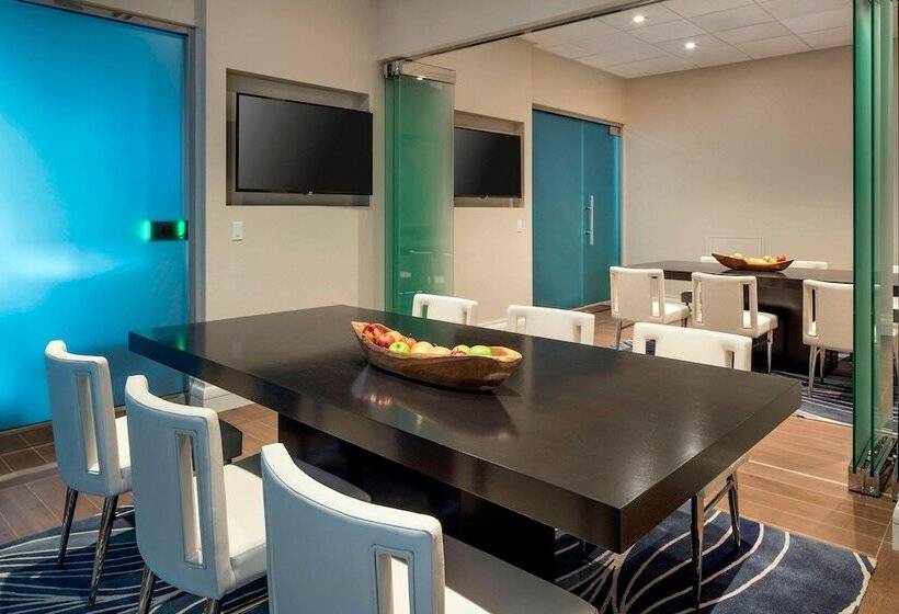 غرفة كلوب, Irvine Marriott