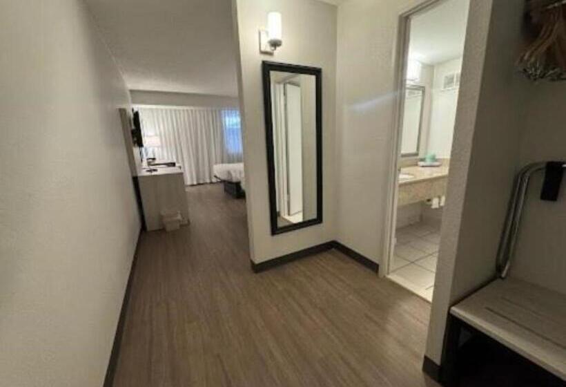 Номер Стандарт Кровать Кинг Адаптированный для Инвалидов, Quality Inn & Suites East Syracuse  Carrier Circle