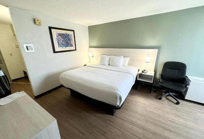 身障者適用キングサイズベッドルーム, Quality Inn & Suites East Syracuse  Carrier Circle