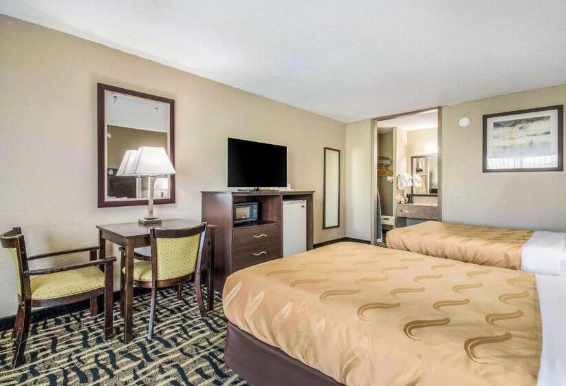 带2个双人床的标准工作室, Quality Inn & Suites