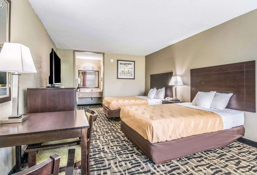 带2个双人床的标准工作室, Quality Inn & Suites