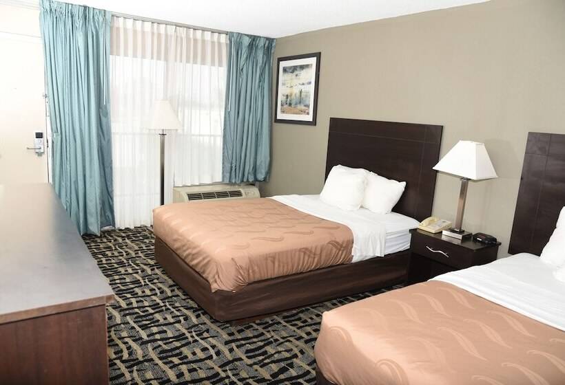 带2个双人床的标准工作室, Quality Inn & Suites