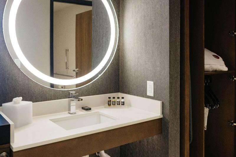 带大床的套房, Quality Inn & Suites
