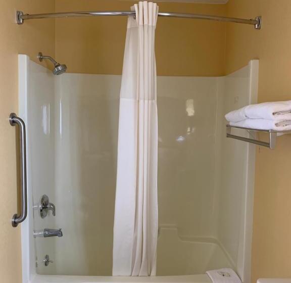 适合残疾人士使用的带超级大床的标准间, Quality Inn Ukiah