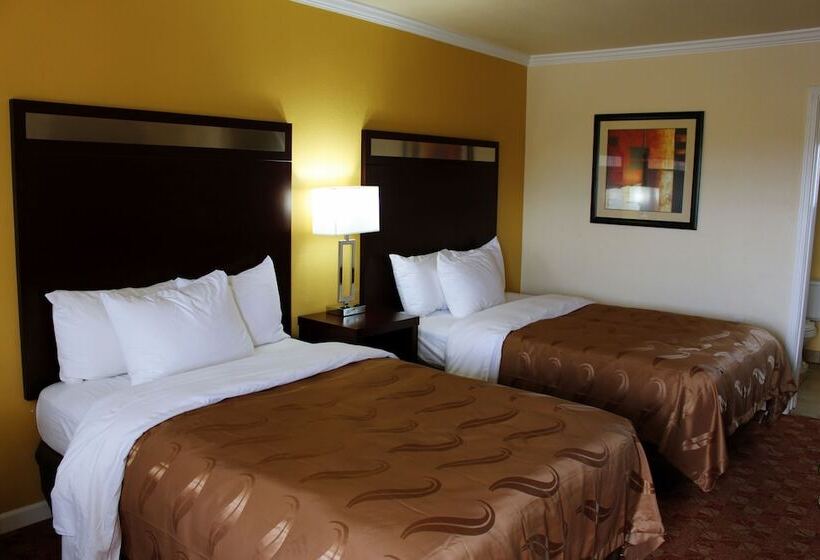 带2个双人床的标准工作室, Quality Inn Ukiah