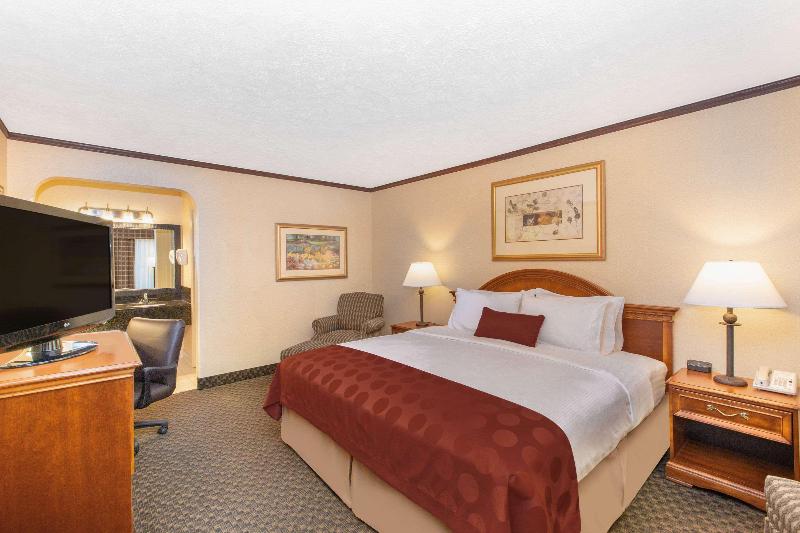 キングサイズベッドのスイートルーム, Ramada By Wyndham Midtown Grand Island