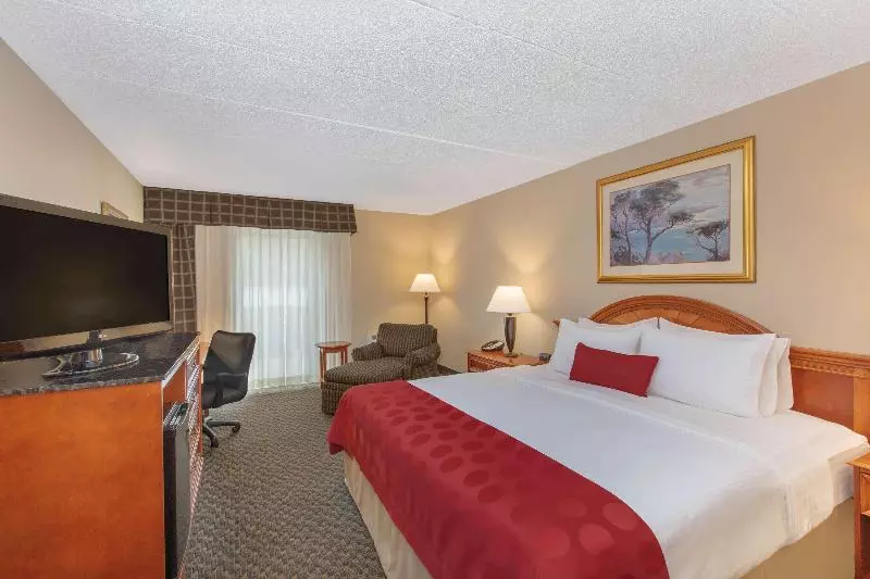 اتاق استاندارد با تخت بزرگ, Ramada By Wyndham Midtown Grand Island