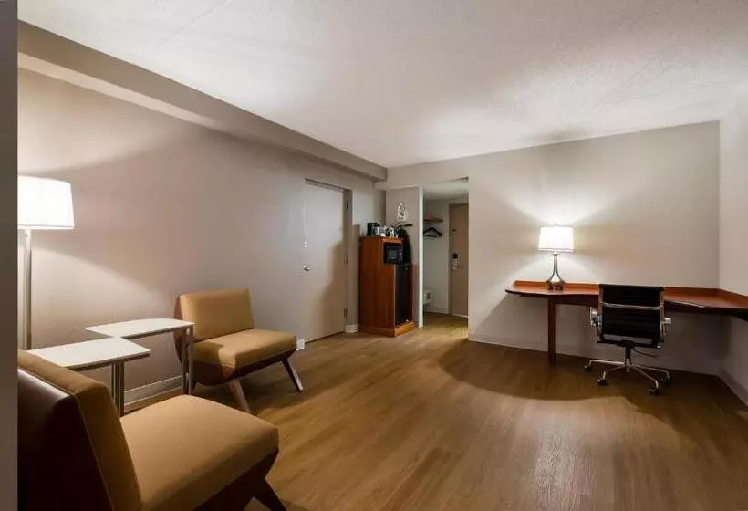 キングサイズベッドのスイートルーム, Red Roof Inn And Suites Newark   University