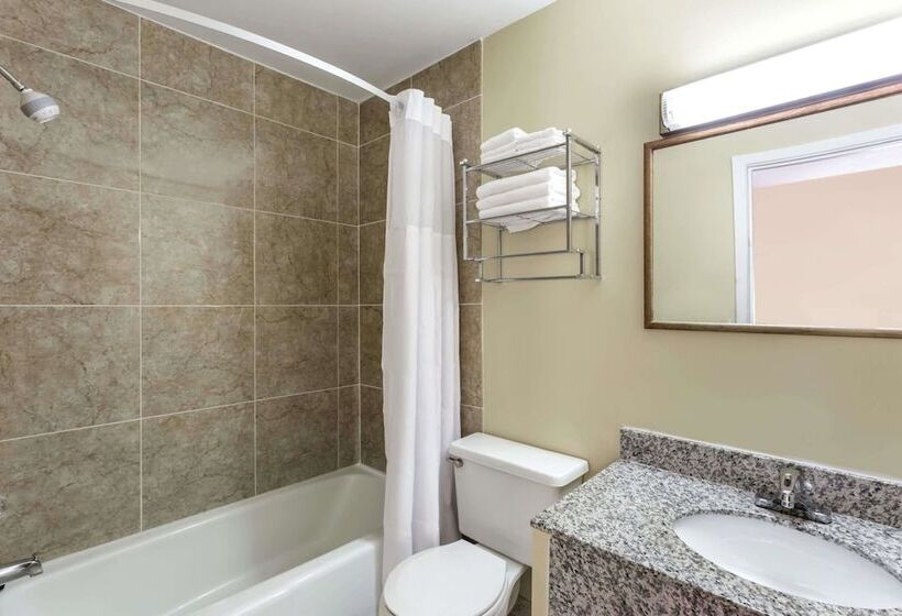 Номер Стандарт 2 Двуспальные Кровати, Days Inn By Wyndham Plymouth