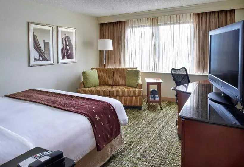 キングサイズベッドのスタンダードルーム, Detroit Marriott Livonia