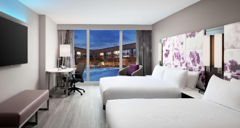 Номер Deluxe Вид на Бассейн, Hilton Washington Dc National Mall The Wharf