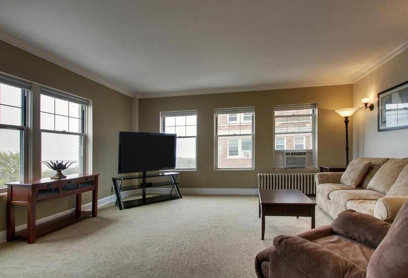 Suite with lake view, Knickerbocker On The Lake