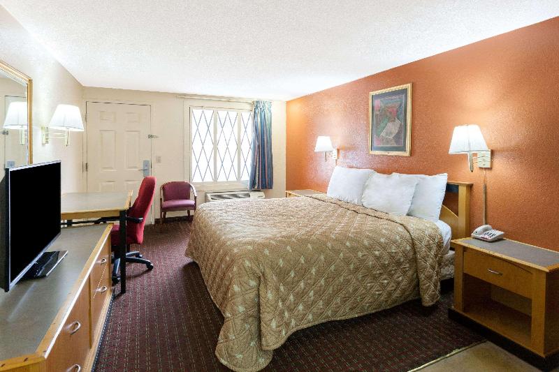 غرفة قياسية سرير كينج لذوى الإحتياجات الخاصة, Knights Inn Tucker