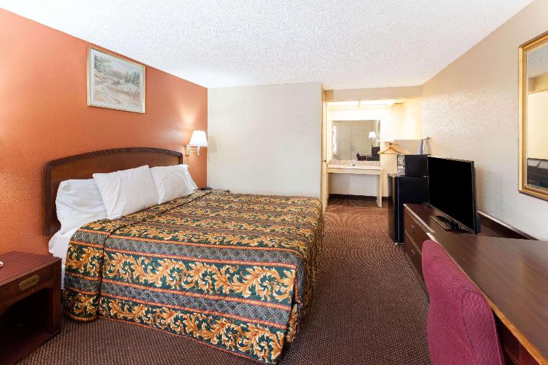 غرفة قياسية سرير كينج لذوى الإحتياجات الخاصة, Knights Inn Tucker