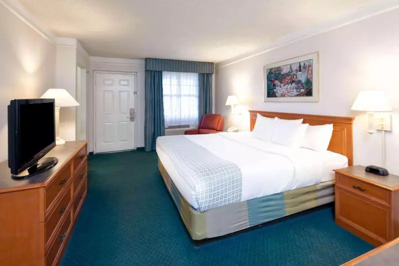 キングサイズベッドのスタンダードルーム, La Quinta Inn By Wyndham Farmington