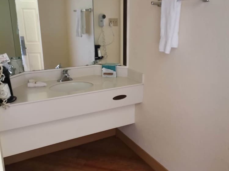 غرفه قياسيه سريرين مزدوجين, Super 8 By Wyndham San Antonio Near Seaworld Ingram Park