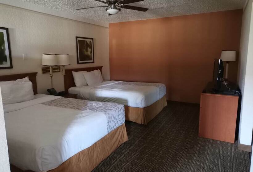 غرفه قياسيه سريرين مزدوجين, Super 8 By Wyndham San Antonio Near Seaworld Ingram Park