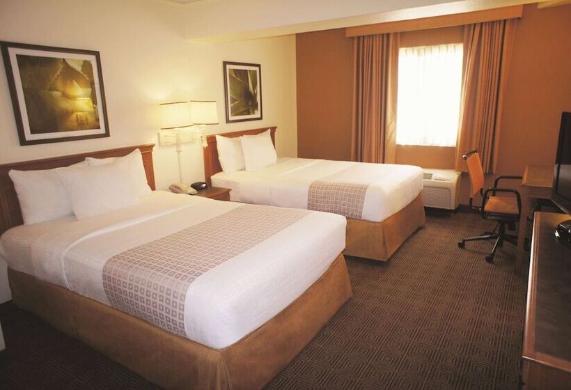 غرفه قياسيه سريرين مزدوجين, Super 8 By Wyndham San Antonio Near Seaworld Ingram Park