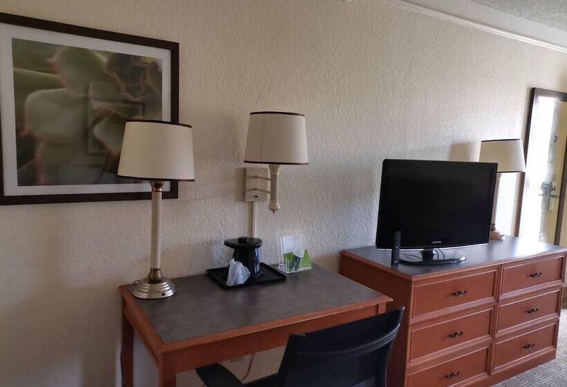 جناح جونيور, Super 8 By Wyndham San Antonio Near Seaworld Ingram Park