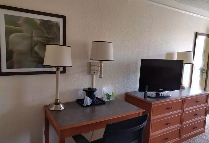 ジュニアスイート, Super 8 By Wyndham San Antonio Near Seaworld Ingram Park