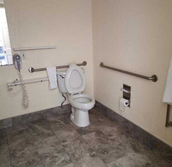 غرفة قياسية سرير كينج لذوى الإحتياجات الخاصة, Super 8 By Wyndham San Antonio Near Seaworld Ingram Park